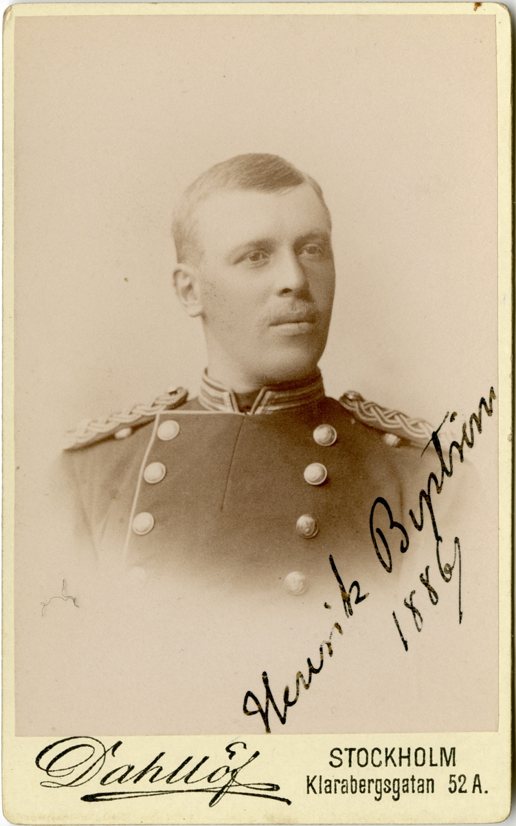 Porträtt av Henrik August Byström, officer vid Södra skånska infanteriregementet I 25.
Se även bild AMA.0006958.