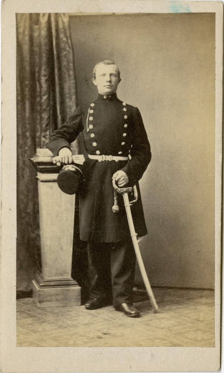Porträtt av Anton Erik Otto Arkadius Baeckström, officer vid Andra livgardet.

Se även bild AMA.0000998, AMA.0006854 och AMA.0006900.