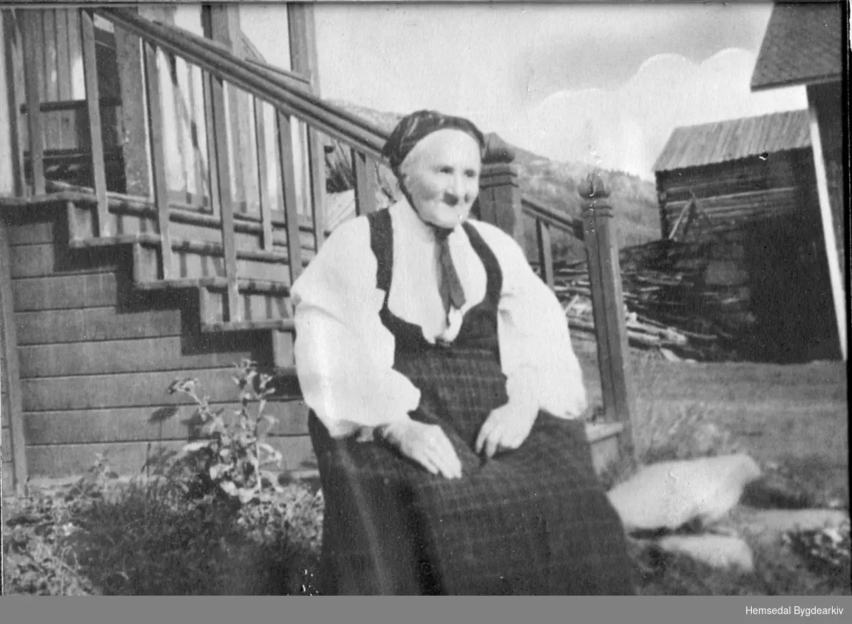 Kari Grøthe, fødd Snerte 1858, på Nørdre Gøto, 63.6, i 1950.