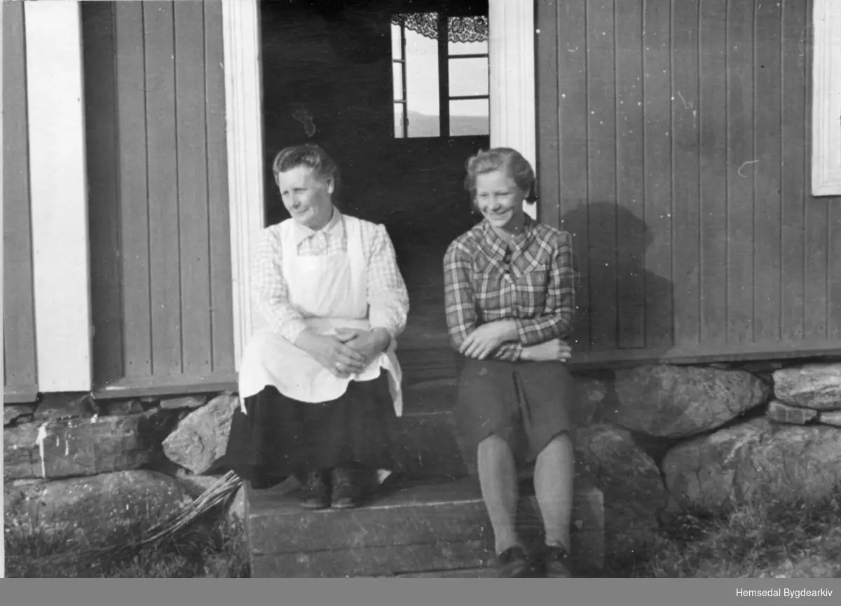 Frå venstre: Sebjørg Thorset, fødd Løken 1888, og Birgit Jordheim, fødd Torset 1925.
Kosestund på buatrammen på Leinestølen, ca. 1945.
