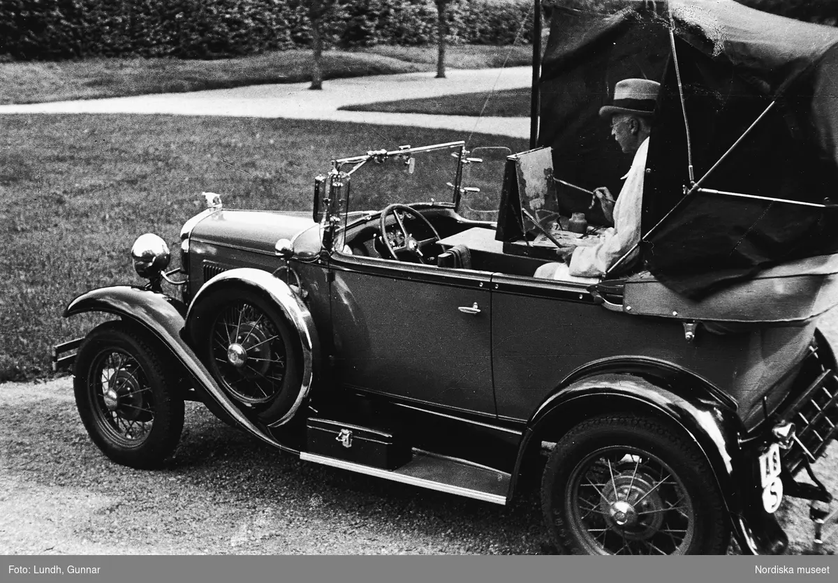 Prins Eugen målar i en för ändamålet ombyggd bil, Ford Model A 1931.