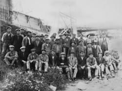 Bru over Sarpsfossen under ombygging : gruppebilde av arbeid