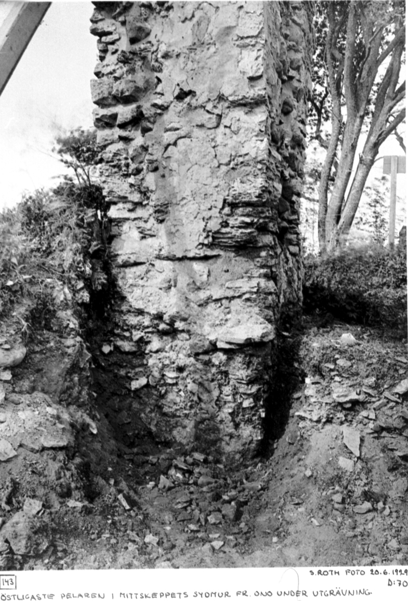 Östligaste pelaren i mittskeppets sydmur från ostnordost under utgrävning.