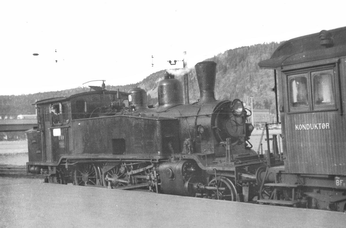 Skifting med damplokomotiv 20b 249 på Drammen stasjon.