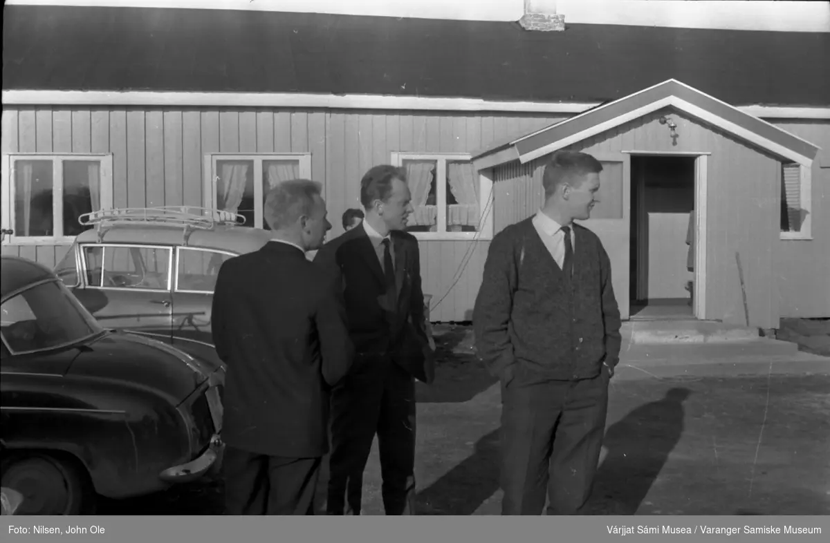 Utenfor Soltun. Mannen i midten er Alf Tellefsen. Vesterelvneset, 29. mai 1966.