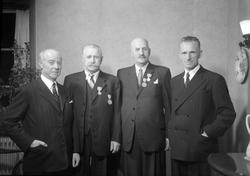 Gruppebilde der to menn har fått medaljer.