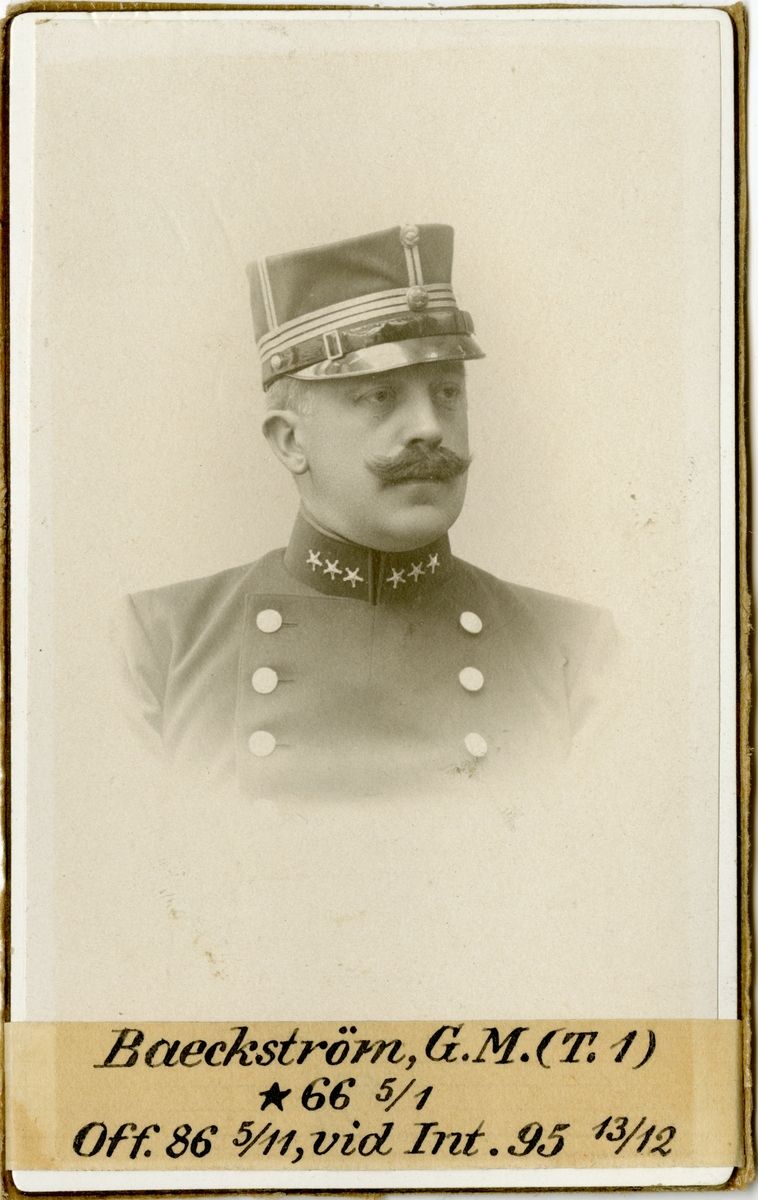 Porträtt av Georg Mathias Baeckström, officer vid Svea Trängkår T 1 och Intendenturkåren.
Se även bild AMA.0007127.
