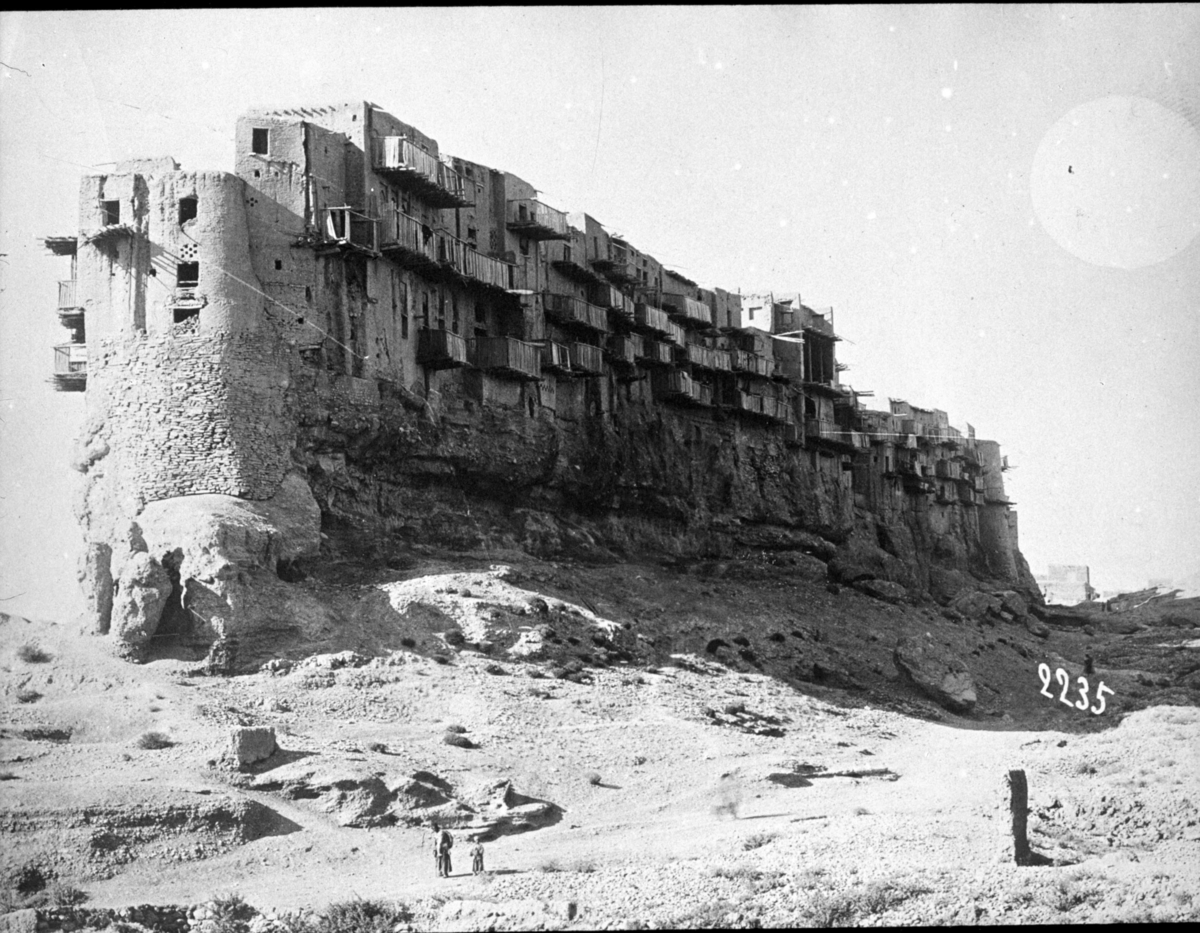 "Byn Yazdikhast." "Från Chiraz-expeditionen [Shiraz] i mars 1913" - kanske det ska vara 1912? Bostäder i ett berg.