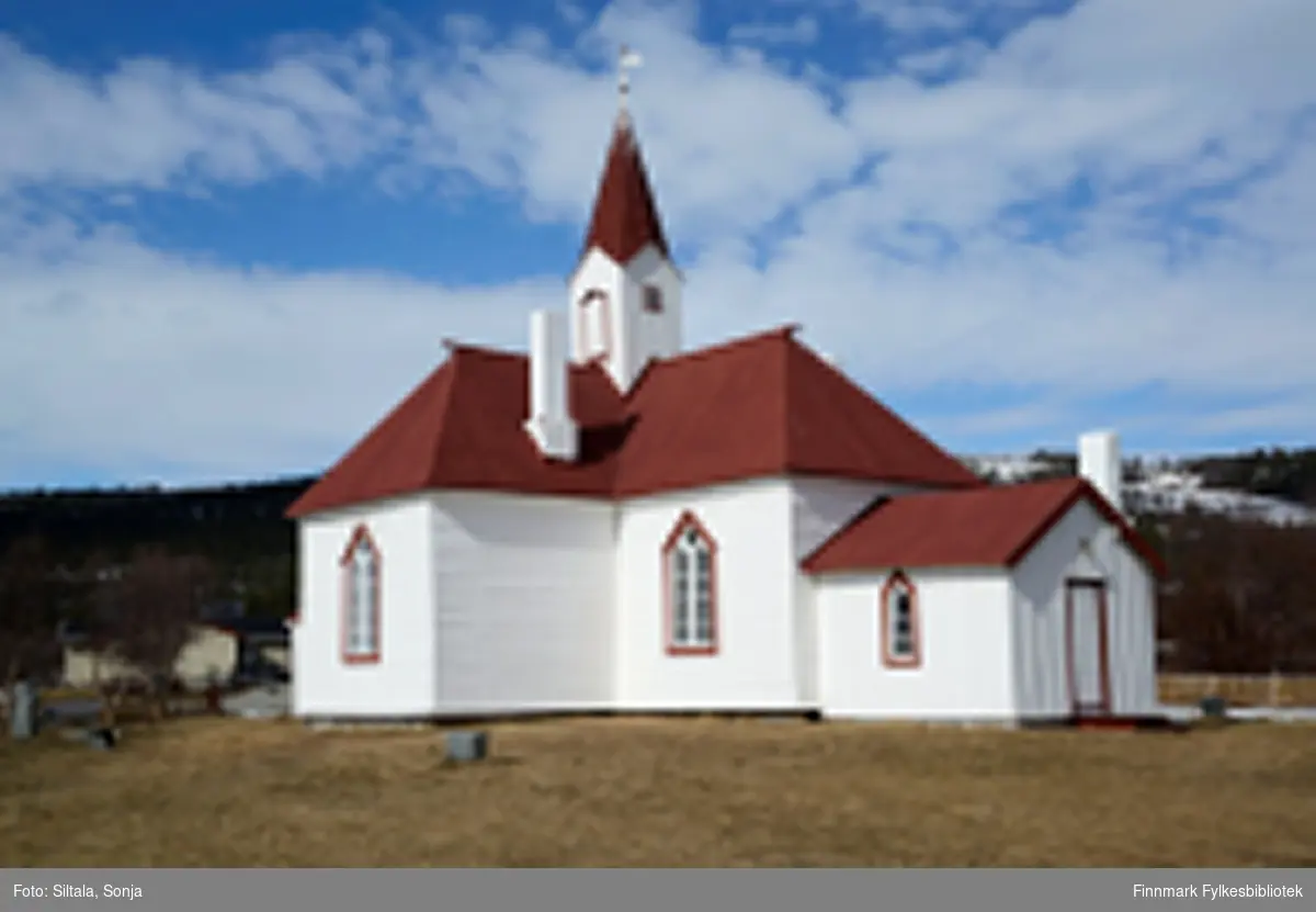 Karasjok gamle kirke er Finnmarks eldste trekirke, bygd i 1807. Kirka er det eneste byggverk som sto igjen i Karasjok etter 2. verdenskrig. Bildet er tatt i 30. april 2015.
