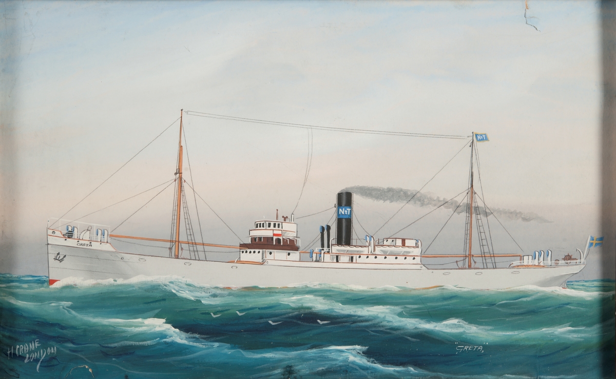 Ångfartyget "Greta" målat grå och visande babords sida. Svart skorsten med blått bälte och N & T (Nordström & Thulin) i vitt. Däckshus ävenledes i vitt. Svensk flagg akterut.