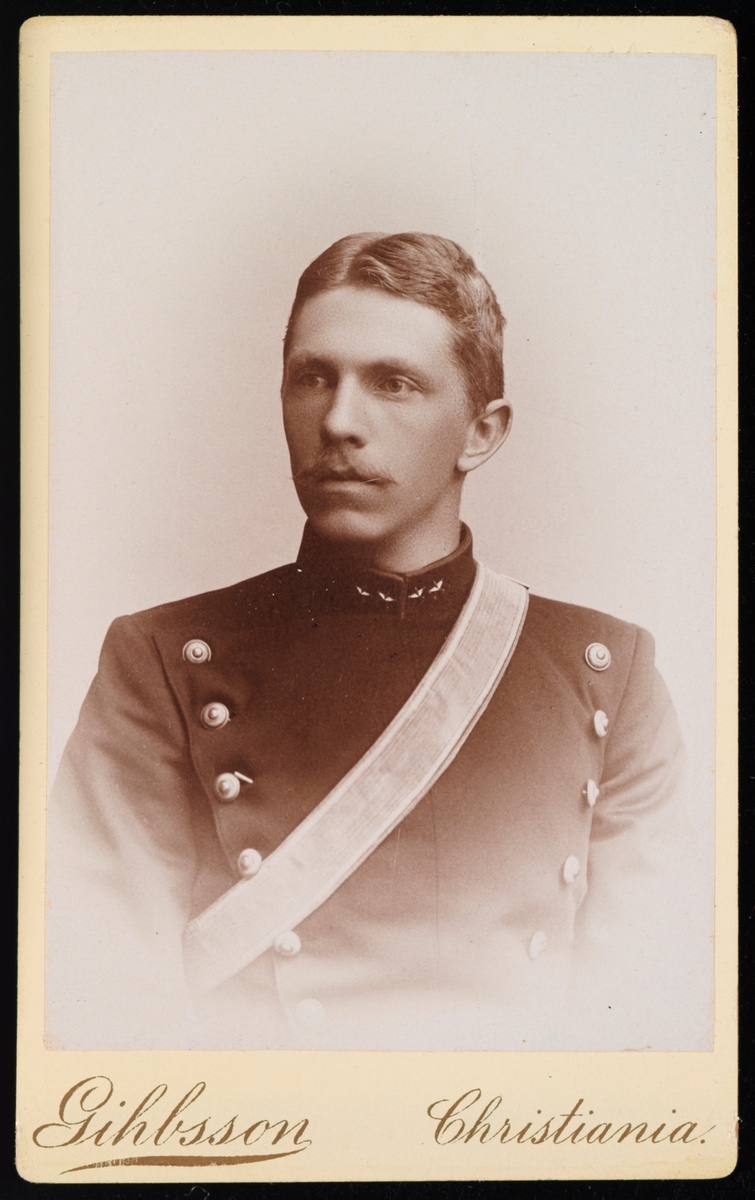 Portrett av ukjent mann i uniform, muligens Aage Castberg Stabell.