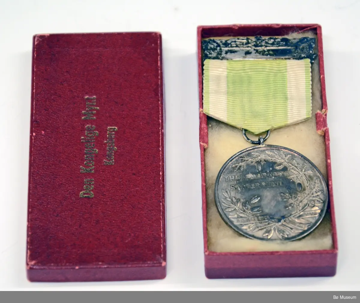 Medalje (ant. deltakermedalje) med innskrift:
"THELEMARKENS SKIFORBUND" og "I SKIENS SPOR SUNDHED GROR" (på framsiden)
Bånd i hvitt og lysegrønt - falmet.