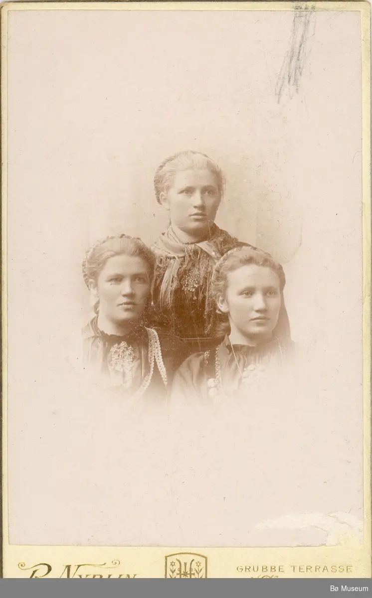 3 unge kvinner