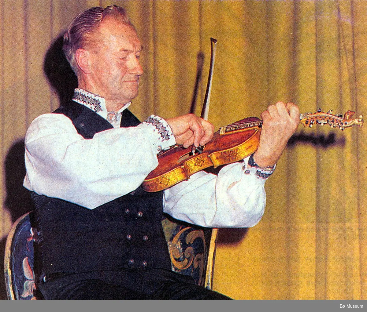 Sveinung H. Dalen spelar "Tjugedalaren" på minnekonserten for Jens Amundsen i 1991 på Sandvin. Sveinung spela mykje saman med Jens gjennom mange år. Her sit han på kubbestolen frå Borgja og spelar på Helland-fela "Kjempa".