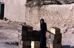 Kvinne selger dadler på gaten.