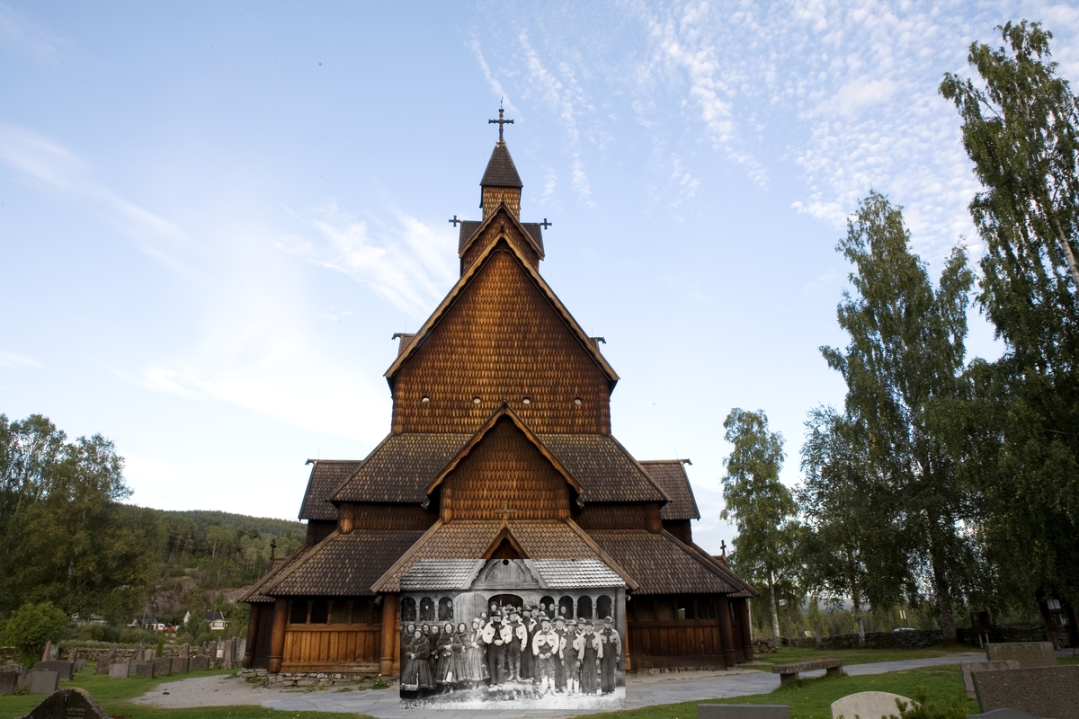 Refotografering. Heddal stavkirke ved Notodden, Telemark. Fotografert 2010. Innfelt et gruppebilde fra 1884 av kvinner og menn kledd i Telemarksdrakter, stilt opp foran kirken.