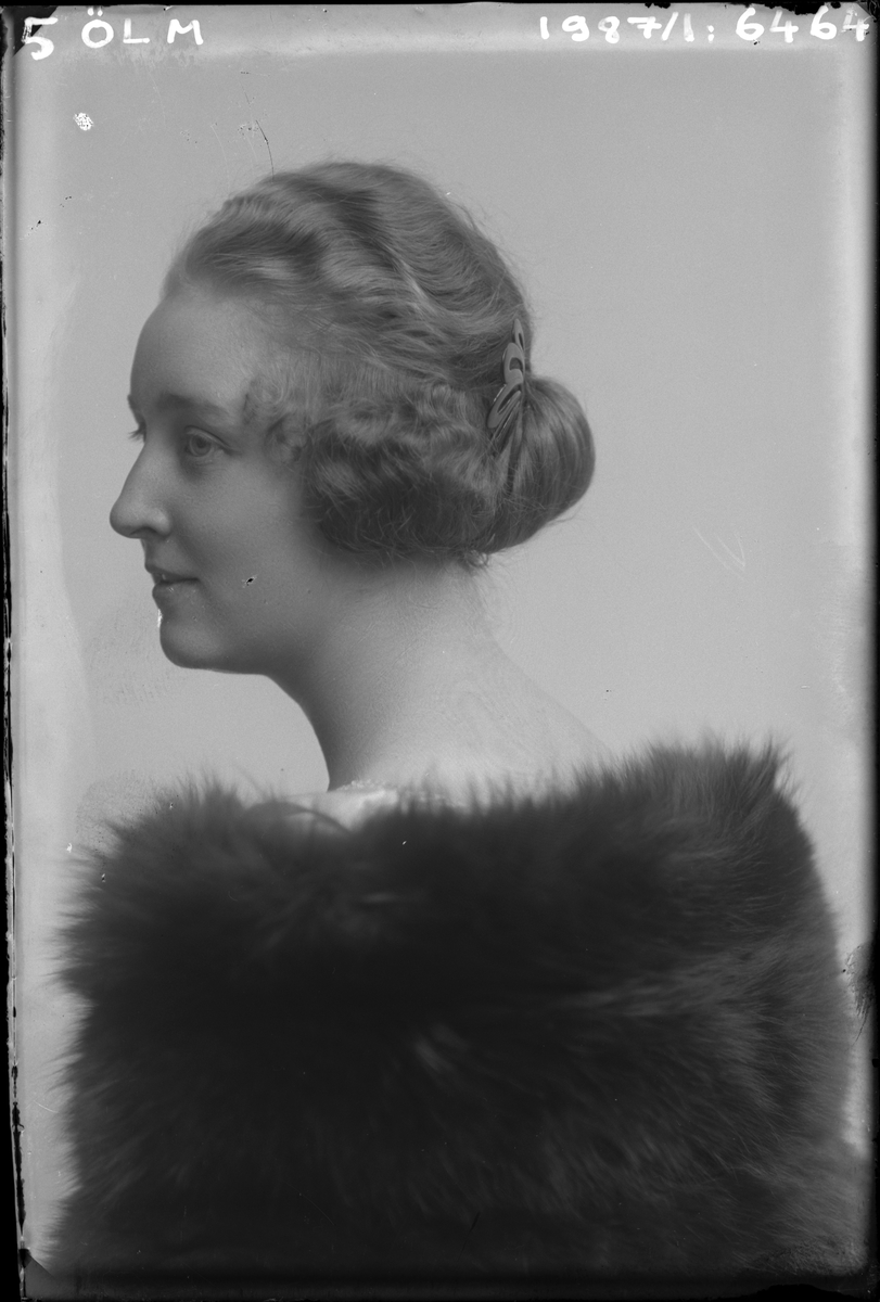Porträtt från fotografen Maria Teschs ateljé i Linköping. 1903. Beställare: Ingegerd Magnuson.
