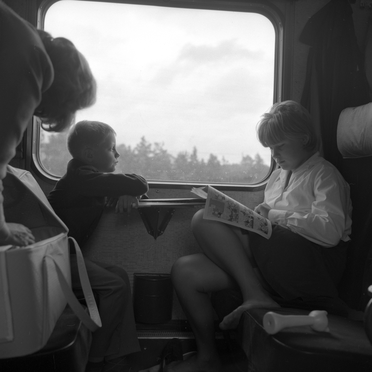 Familjeresan, en flicka och en pojke på tåget.