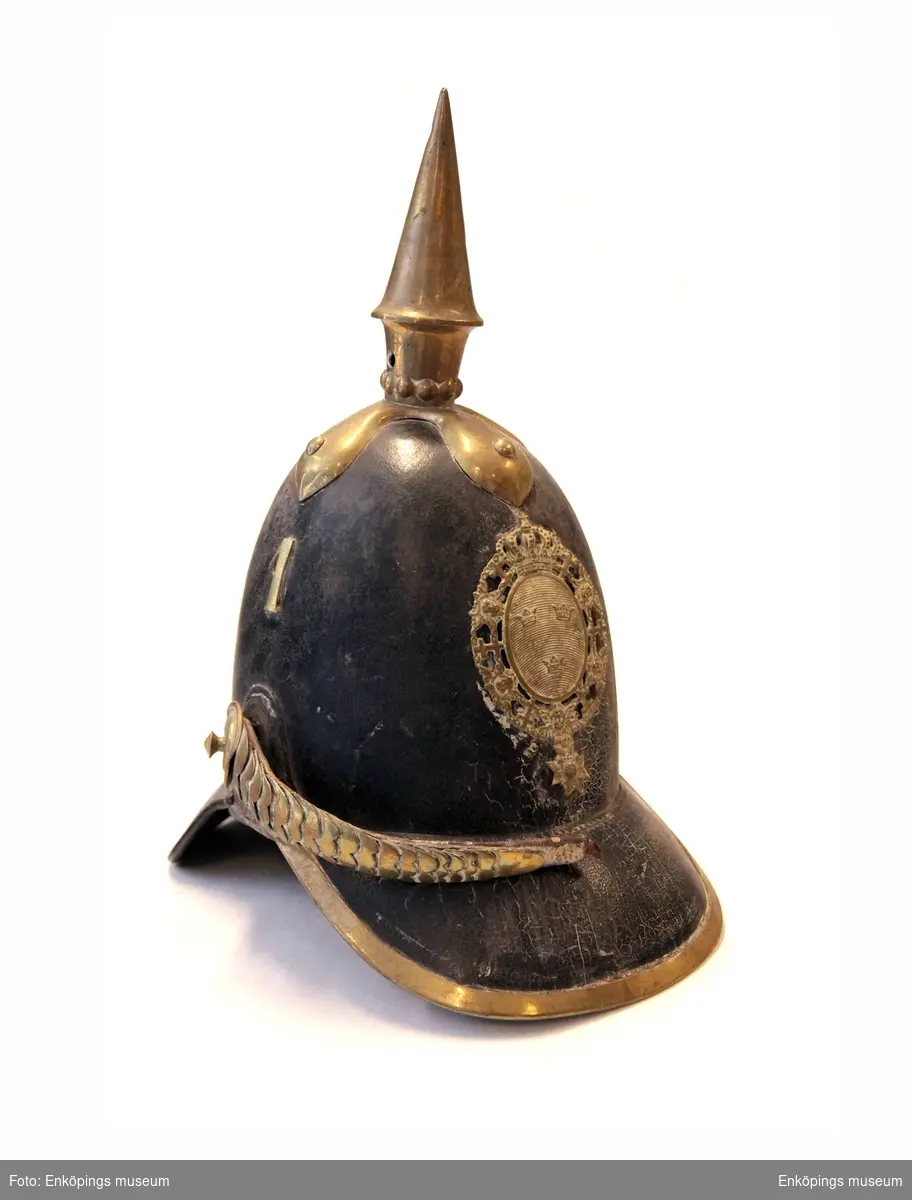 Pickelhuva av metall med ett emblem framtill, kask för underofficer infanteriet.