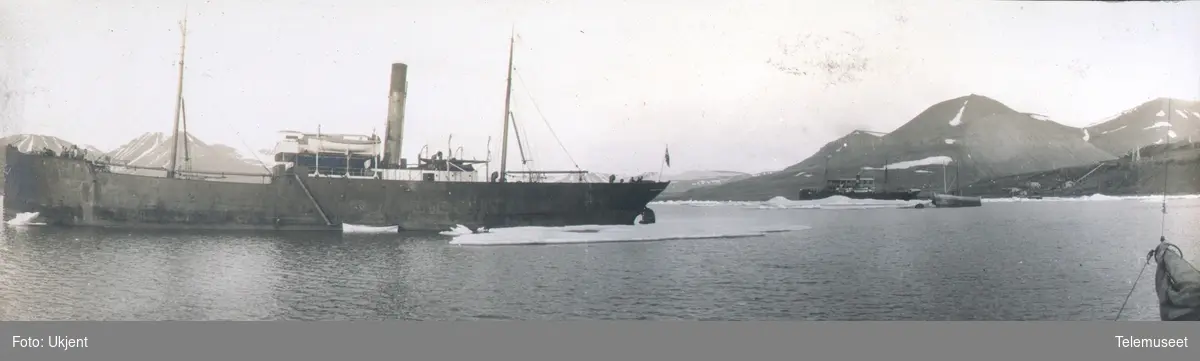 Heftyes reise til Svalbard.  Skip ved Advent Bay 24.07.1911.