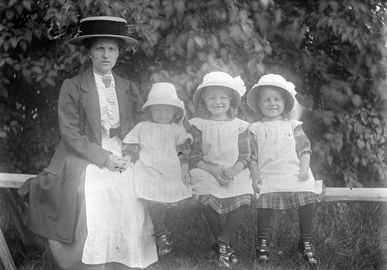 En kvinna och tre flickor.
Emilia Johansson med döttrarna Brita , Hedvig och Ingeborg Johansson.
19/6 1912 i Tälle.