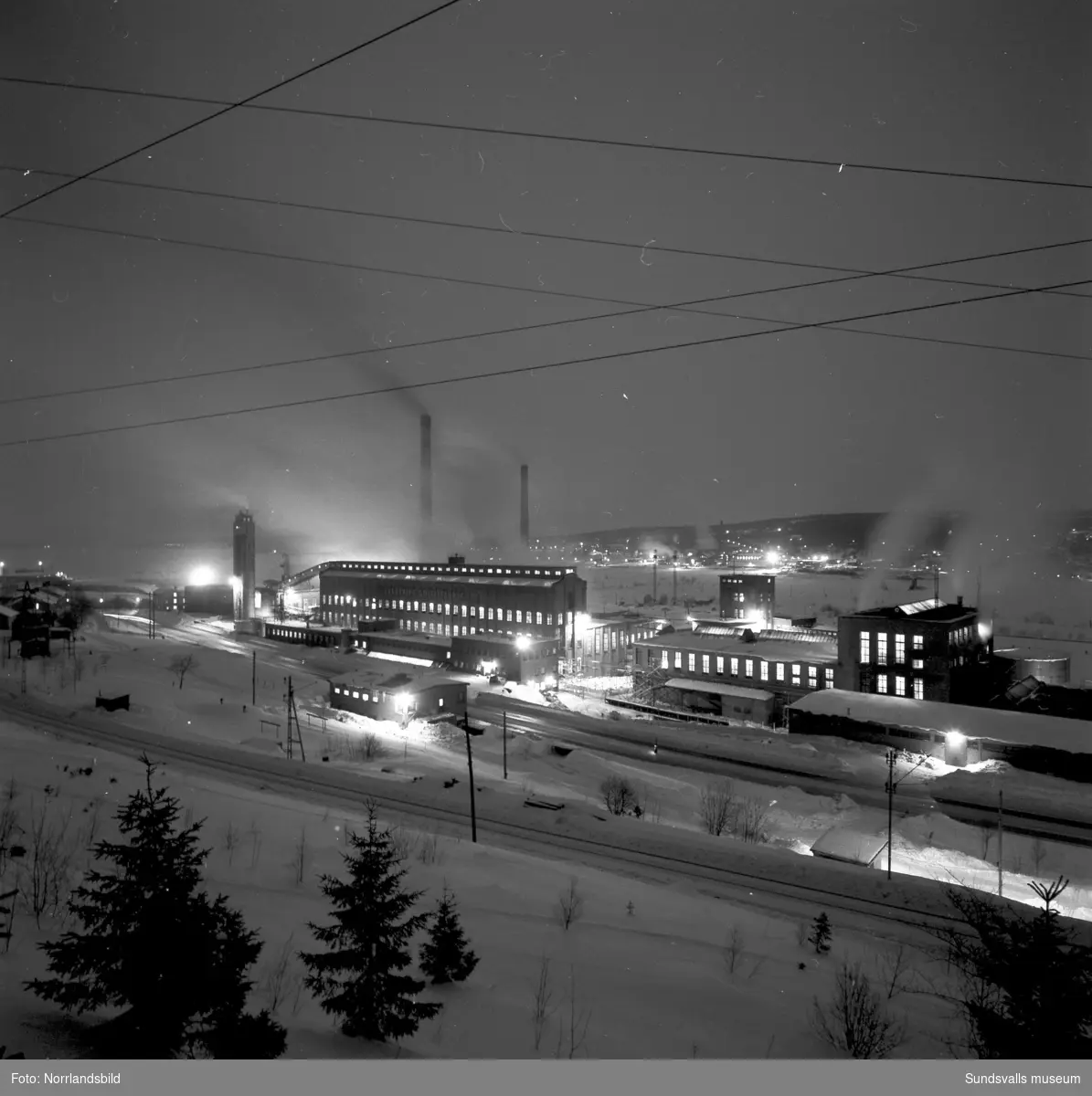 Nattbild över Svartviks sulfitfabrik.
