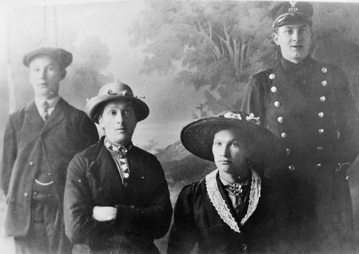 Gruppebilde, fra venstre: Johan Wandås, hans søstre Mariane og Dorthe, og broren Simon.