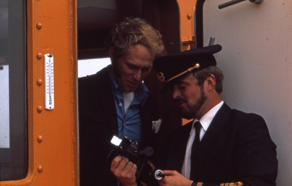Fotografen posserer i styrmannsuniform ombord i M/S ‘Tender Captain’ (b. 1976, Ulstein Hatlo A/S, Ulsteinvik).