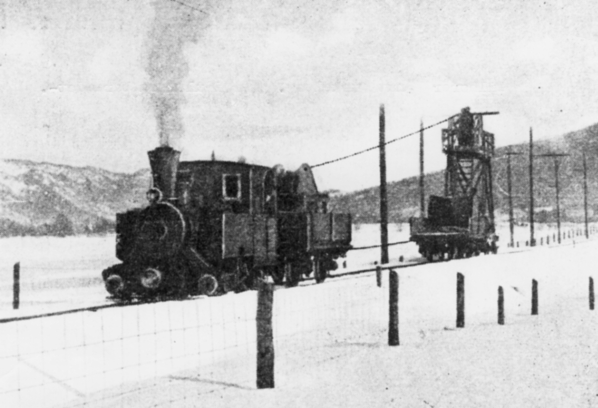 Strekking av kontaktledning på Thamshavnbanen. Damplokomotivet som ble kalt "Kvenna" trekker tårnvogna.