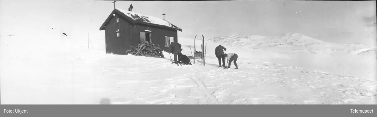 Telegrafdirektør Heftyes reise i Nord- Norge 1911. Med ski på Bjellovandstuen 8.mars.