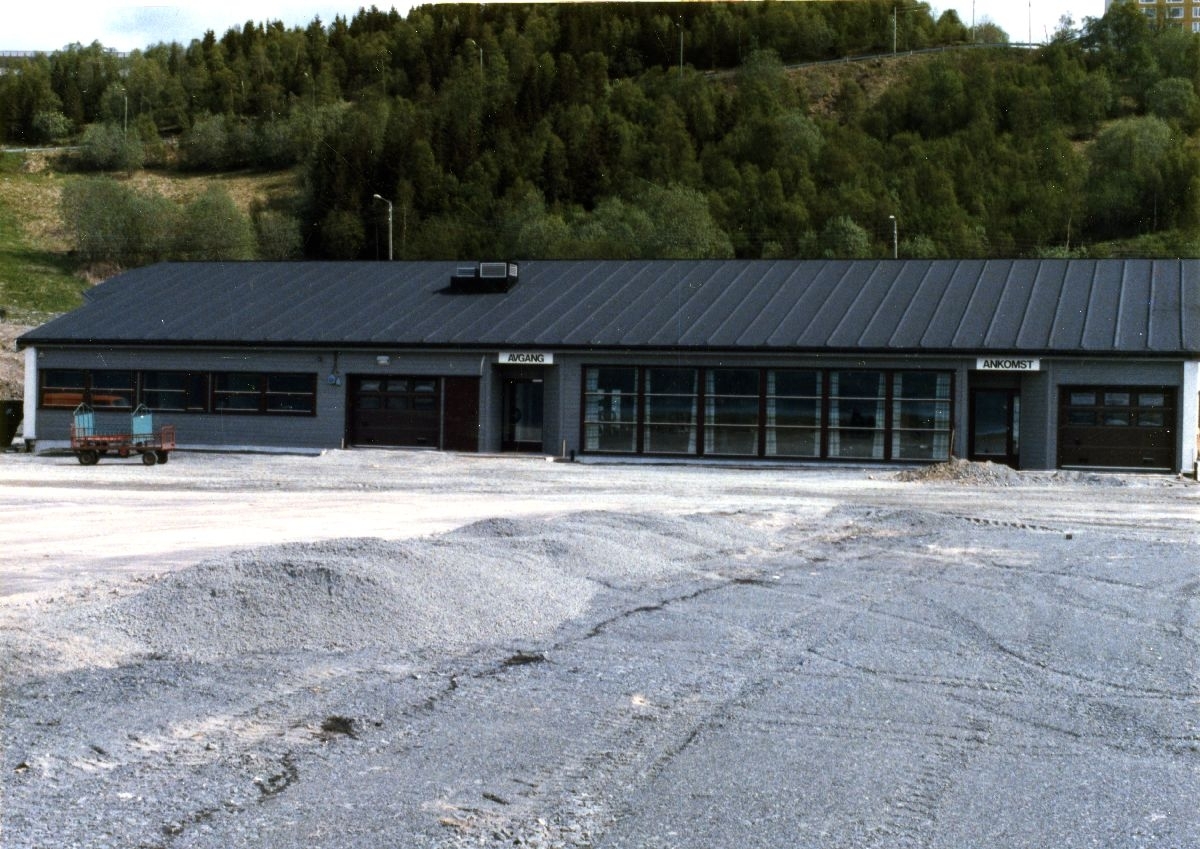 Lufthavn/Flyplass. Framneslia, Narvik. Terminalbygget fra flysiden. Flyoppstillingsplassen (tarmac) er ikke ferdig jevnet og asfaltert.