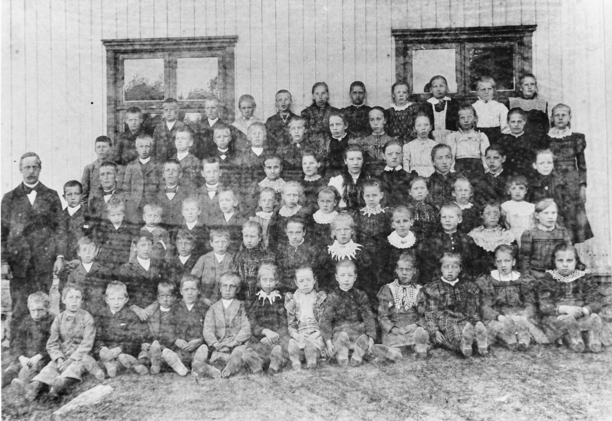 Gruppebilde, skolebilde fra Bjørkelangen skole, ca. 1895.