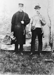 To skyttere på Bjørkelangen ca. 1895. Fra venstre: Johan Bor