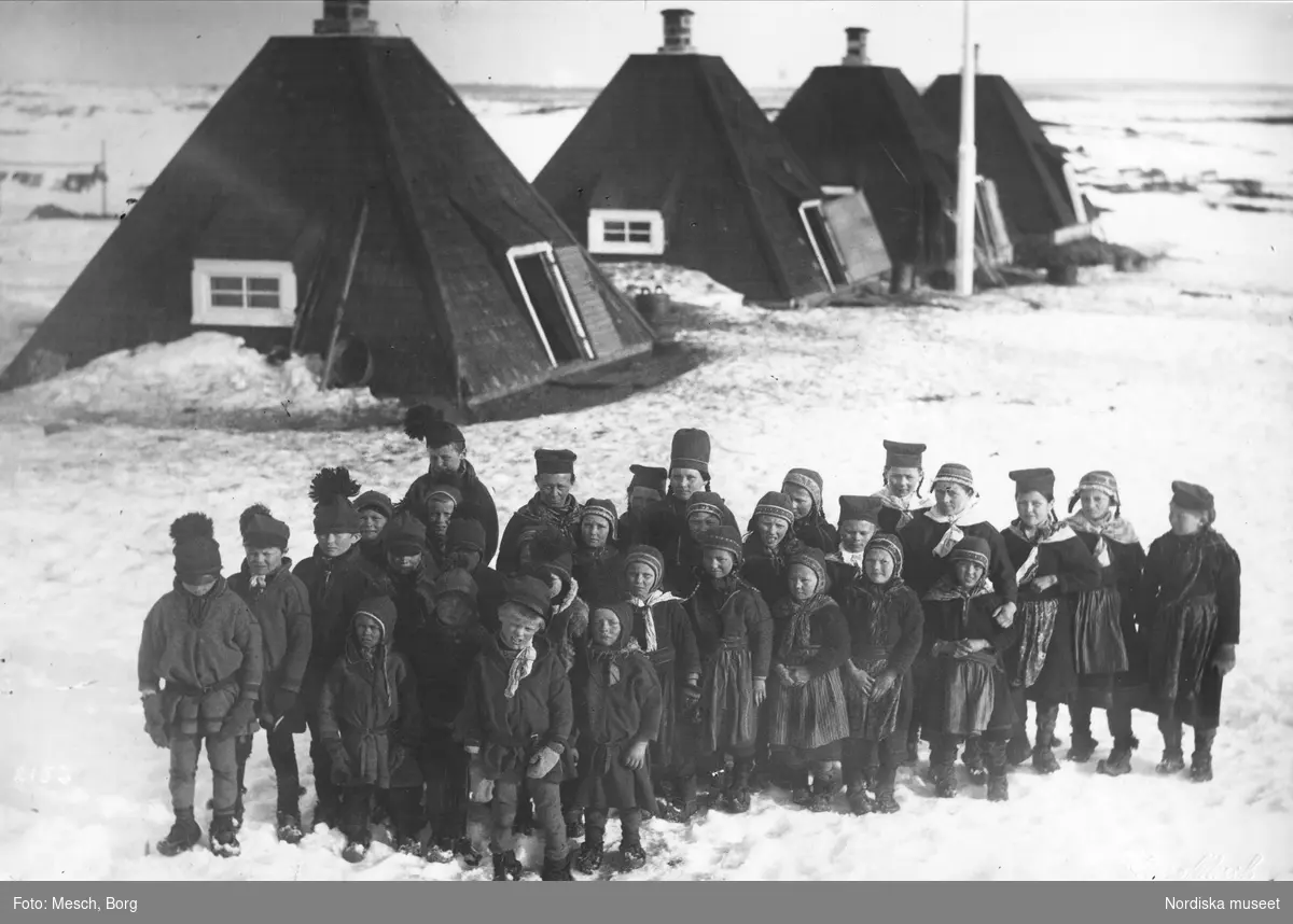 En grupp barn, elever, samlade utanför sin skola i Killingi, Gällivare socken, Lule lappmark, Lappland.