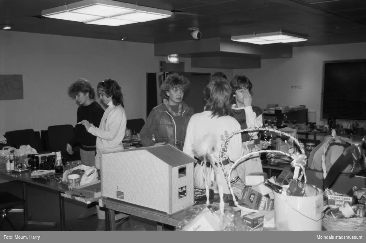 Klass 8A vid Ekenskolan i Kållered anordnar basar, år 1984.

För mer information om bilden se under tilläggsinformation.