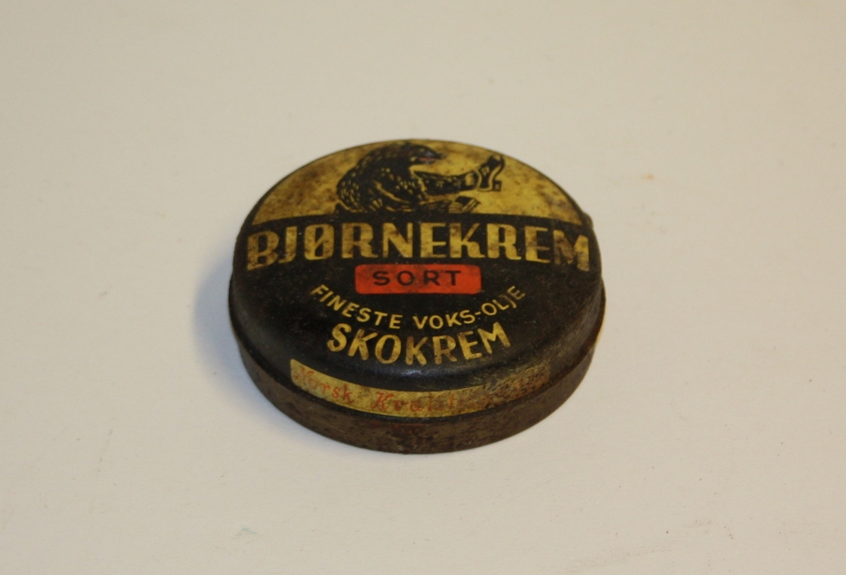 Form: Rund lav blikkeske med lok.