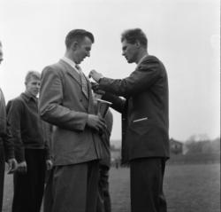 Vardens arkiv. "Odd-stafetten på stadion"  22.05.1954