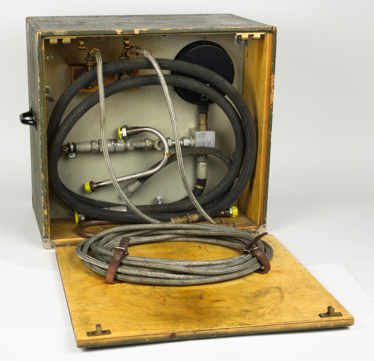 Tryckprovningsaggregat MT, förvaras i trälåda. Mätinstrumentet har mätskala från 0-100 kg/cm2. Används till startsystem fpl 35A-F.