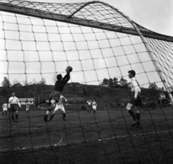 Vardens arkiv. "Fotballkamp. Fossum - Skotfoss  1-1"  19.05.