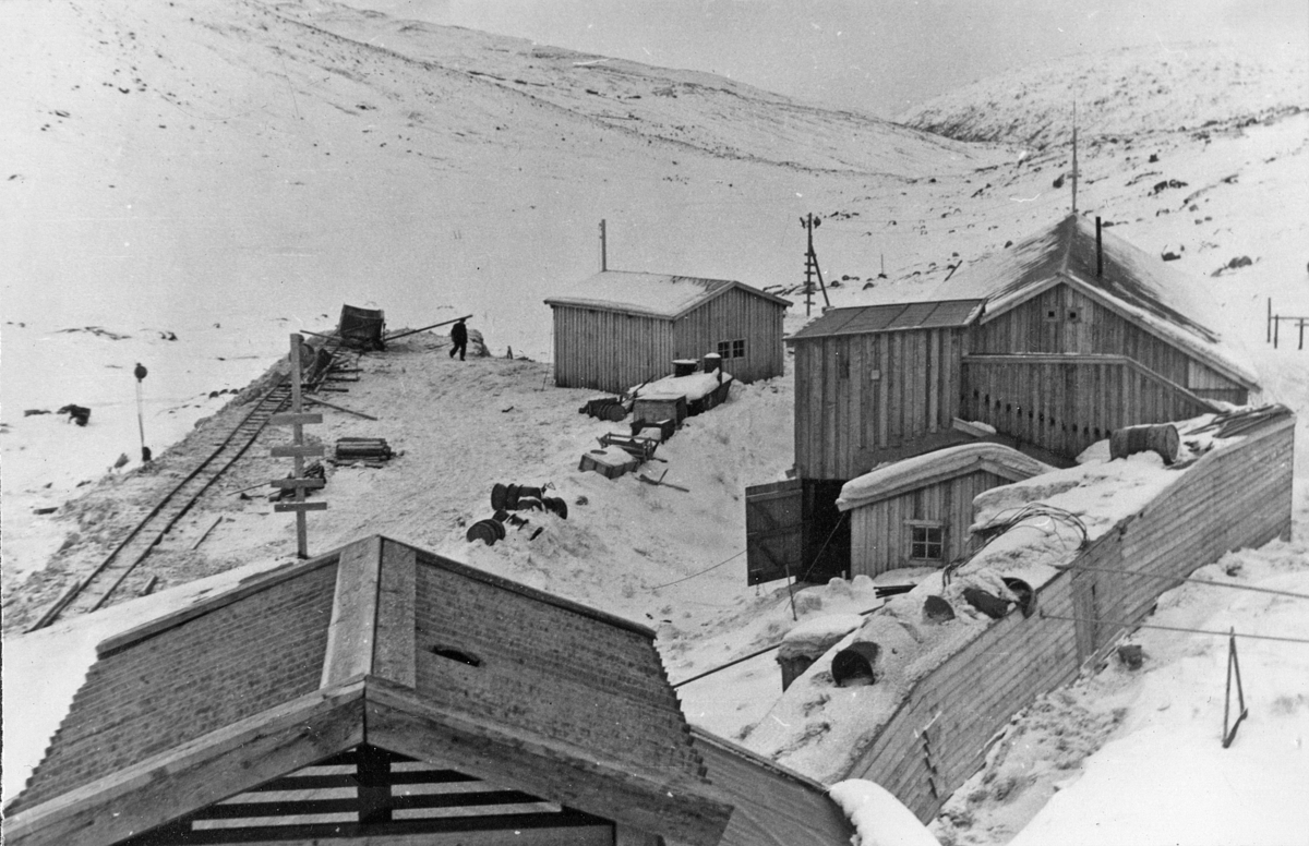 Thorleif Hoffs album 1, side 28. Album fra Thorleif Hoff som dokumenterer anleggsvirksomheten i Glomfjord på 1950-tallet
