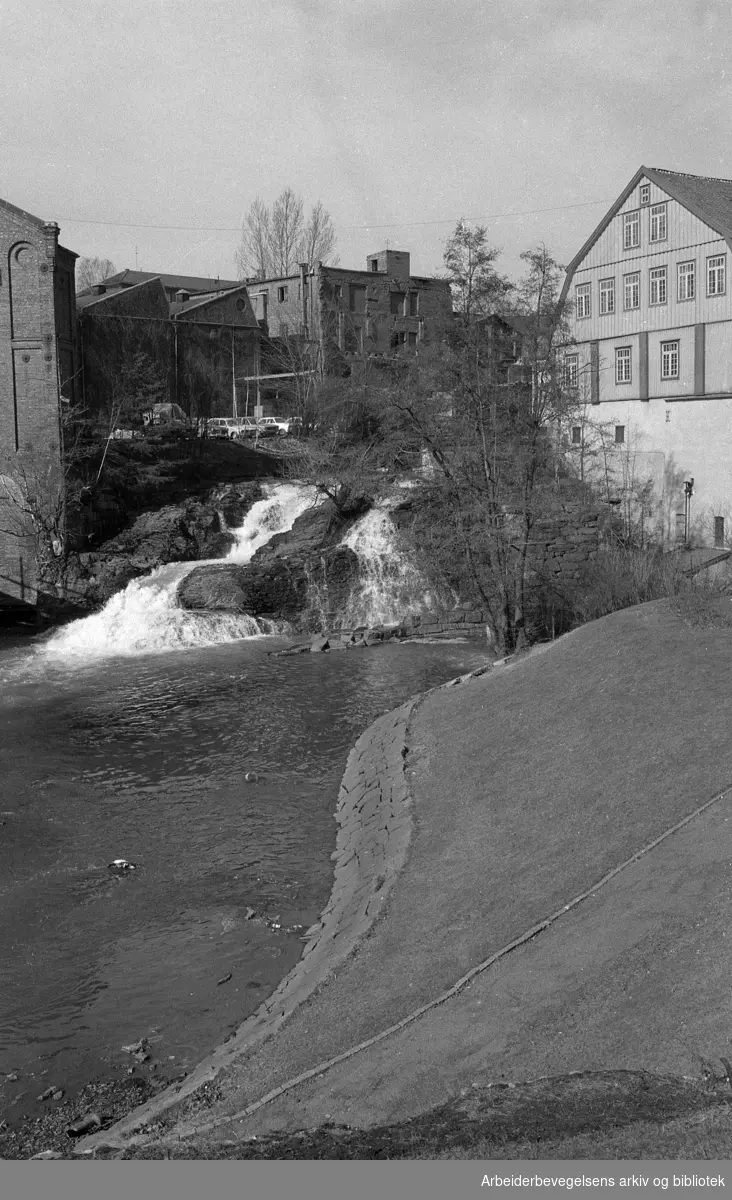 Akerselva. Fossen ved Hjula veveri og Glads mølle (til høyre i bildet)..Foto 1973.