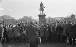 Mange var møtt frem foran slottet da forlovelsen mellom Kron