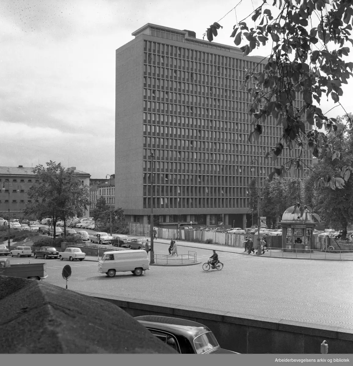 Regjeringsbygningen sett fra området ved Deichmann/Trefoldighetskirken..Ca. 1965 - 1968.