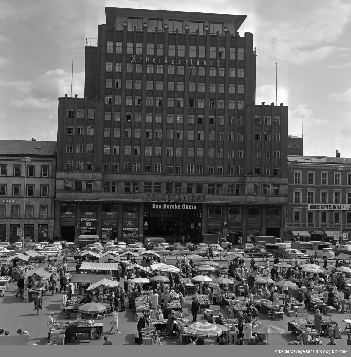Folketeaterbygningen på Youngstorget, 30. mai 1968.