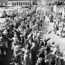 Vardens arkiv. "17 mai tog"  17.05.1954