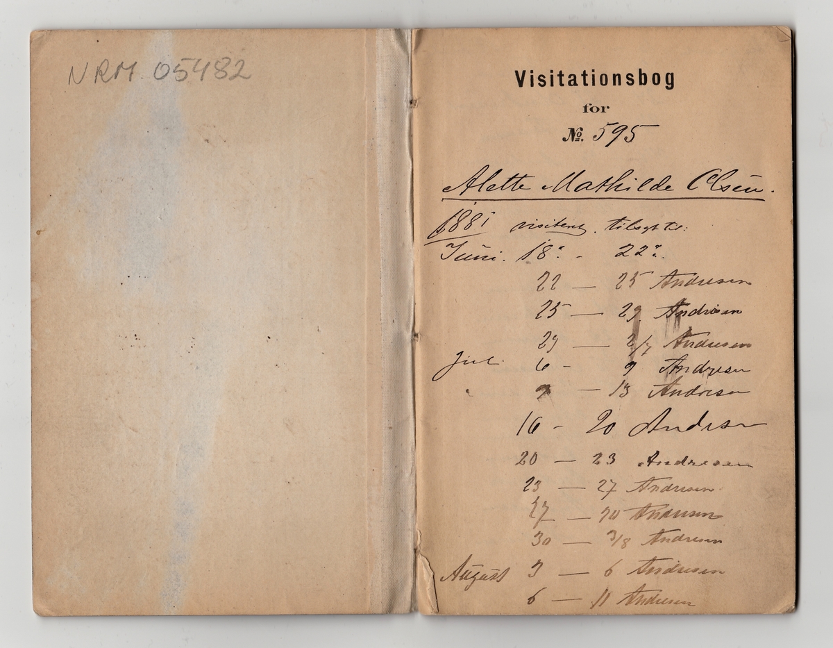 Blå liten notisbok med navn og nummer. På bokens sider er det notert datoer for visitt med politilegens signatur.