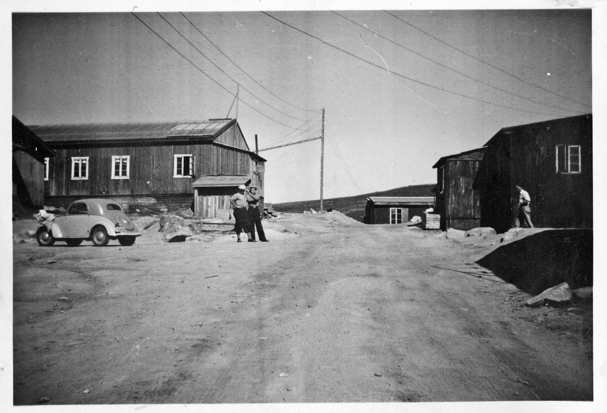 Thorleif Hoffs album 1, side 9. Album fra Thorleif Hoff som dokumenterer anleggsvirksomheten i Glomfjord på 1950-tallet