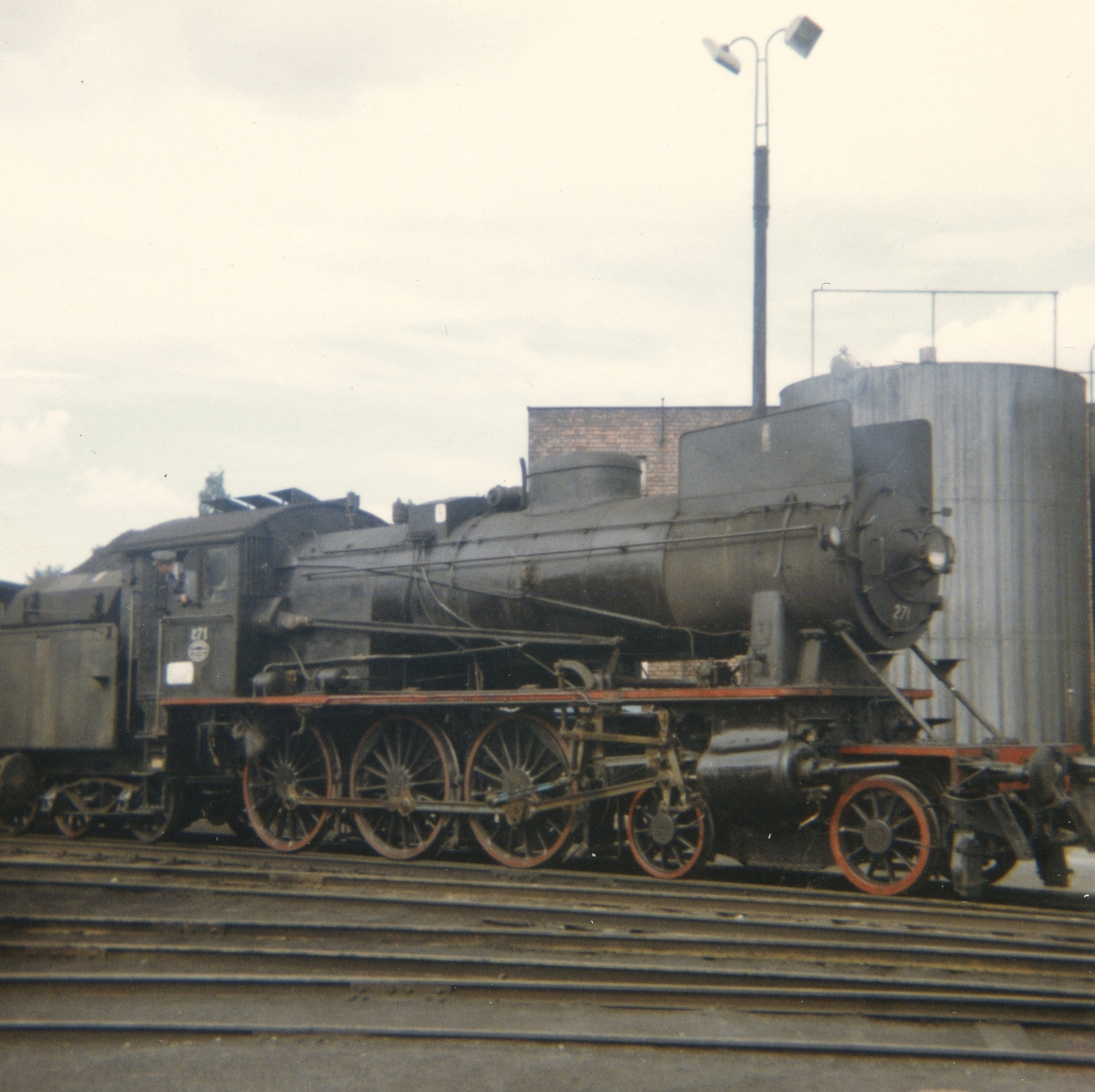 Damplokomotiv type 30a 271 ved lokomotivstallen på Hamar.