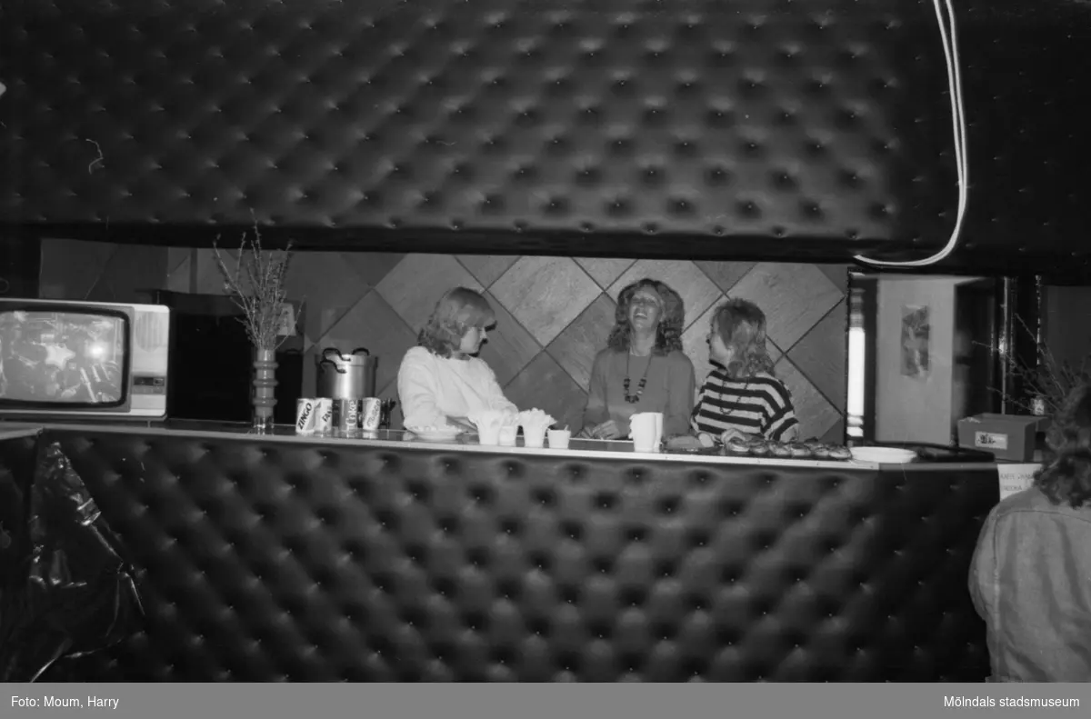 Kaffeservering i Kållered Motorklubbs föreningslokal i den gamla brandstationen i Kållered, år 1984.

För mer information om bilden se under tilläggsinformation.