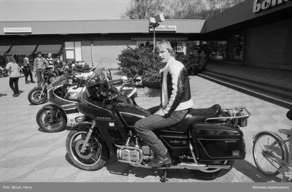 Kållereds Motorklubb visar upp motorcyklar i Kållereds centrum, år 1984.

För mer information om bilden se under tilläggsinformation.
